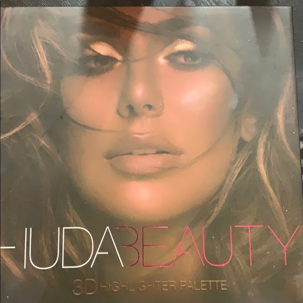 Huda beauty highlighter